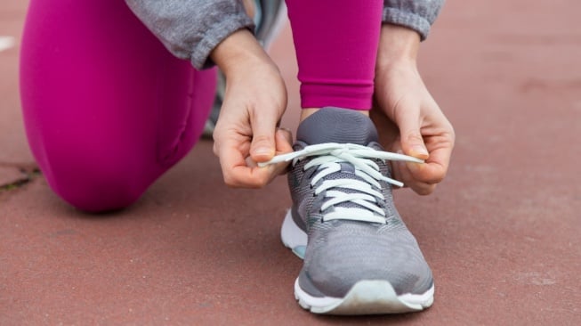 4 Rekomendasi Sepatu Lari Wanita untuk Flat Foot, Bikin Lari Makin Stabil dan Nyaman