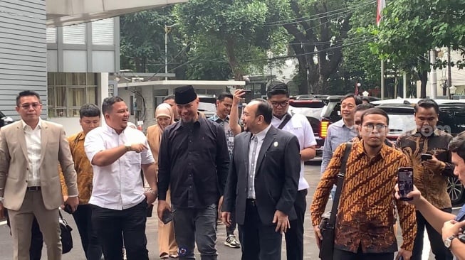 Ahmad Dhani dan Mulan Jameela mendatangi kantor Komisi Perlindungan Anak Indonesia (KPAI) di kawasan Menteng, Jakarta Pusat, Rabu, 9 Juli 2025. [Suara.com/Adiyoga Priyambodo]
