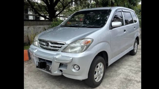 Daihatsu Xenia 2004 (OLX)