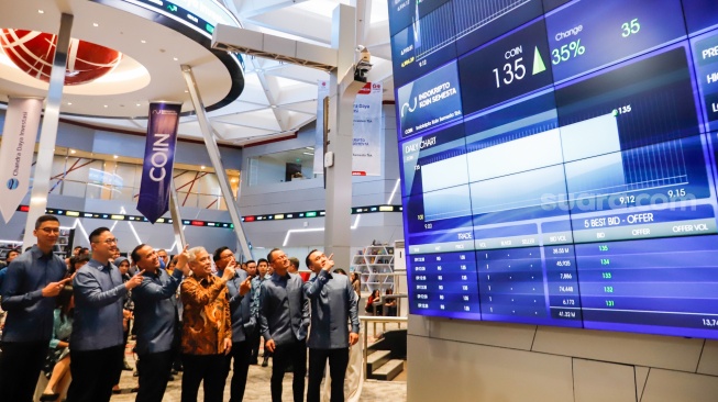 Jajaran Direksi PT Indokripto Koin Semesta Tbk saat Pencatatan Perdana Saham dengan kode COIN di Bursa Efek Indonesia, Jakarta, Rabu (9/7/2025). [Suara.com/Alfian Winanto]