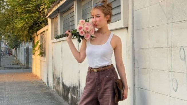 5 OOTD Boyish Style ala Natty Nantanat, Bisa Buat Hangout Hingga Ngonser!