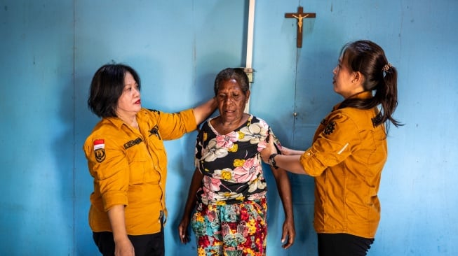 Petugas kesehatan Puskesmas Bupul melakukan pemeriksaan tinggi badan saat layanan jemput bola Program Cek Kesehatan Gratis di Kecamatan Elikobel, Kampung Bonggai, Kabupaten Merauke, Papua Selatan, Selasa (8/7/2025). [ANTARA FOTO/Bayu Pratama S/foc]