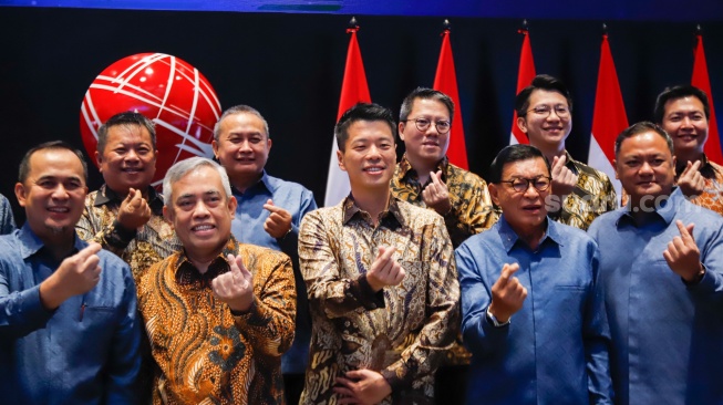 Pemegang Saham PT Indokripto Koin Semesta Tbk, Andrew Hidayat (tengah) saat menghadiri  Pencatatan Perdana Saham dengan kode COIN di Bursa Efek Indonesia, Jakarta, Rabu (9/7/2025). [Suara.com/Alfian Winanto]
