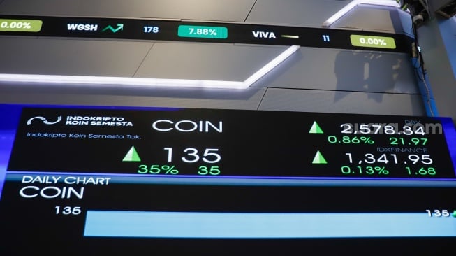 Tampilan layar saham PT Indokripto Koin Semesta Tbk usai Pencatatan Perdana Saham dengan kode COIN di Bursa Efek Indonesia, Jakarta, Rabu (9/7/2025). [Suara.com/Alfian Winanto]