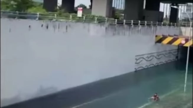 Fenomena Langka di Cikarang: Underpass Tergenang Banjir Jernih, Warga Justru Asyik Berenang