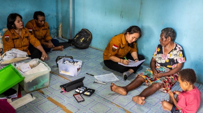 Petugas kesehatan Puskesmas Bupul melakukan pemeriksaan saat layanan jemput bola Program Cek Kesehatan Gratis di Kecamatan Elikobel, Kampung Bonggai, Kabupaten Merauke, Papua Selatan, Selasa (8/7/2025). [ANTARA FOTO/Bayu Pratama S/foc]