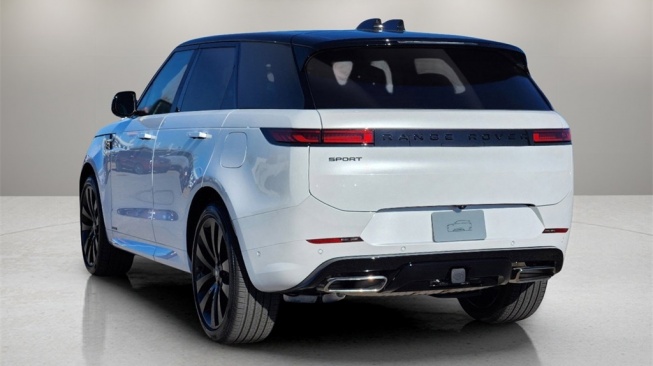 Ilustrasi Kado Mobil Mewah Range Rover PHEV Autobiography Berkelir Putih yang Diterima Maia Estianty dari Irwan Mussry. (Foto: Range Rover)