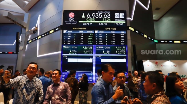 Layar digital menampilkan pergerakan Indeks Harga Saham Gabungan (IHSG) di Bursa Efek Indonesia (BEI), Jakarta, Rabu (9/7/2025). [Suara.com/Alfian Winanto]