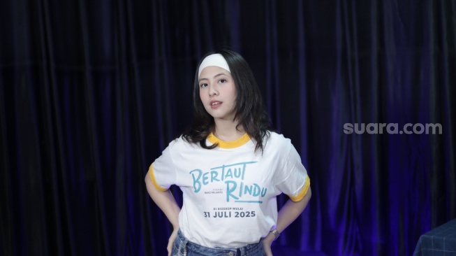 Pemain film Bertaut Rindu, Adhisty Zara saat datang ke kantor Suara.com kawasan Kuningan, Jakarta Selatan pada Rabu, 9 Juli 2025 [Suara.com/Ramadhani]