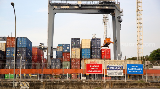 Aktivitas bongkar muat kontainer di Jakarta International Container Terminal (JICT), Tanjung Priok, Jakarta, Kamis (10/7/2025). [Suara.com/Alfian Winanto]
