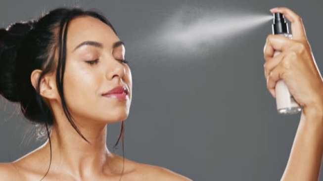 Makeup Anti Crack, 7 Rekomendasi Setting Spray untuk Kulit Kering Mulai Rp 40 Ribuan