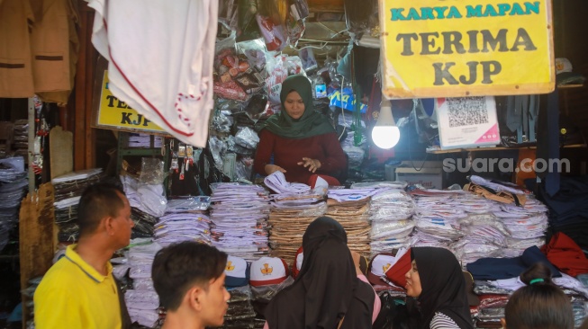 Warga memilih perlangkapan sekolah di Pasar Jatinegara, Jakarta, Kamis (10/7/2025). [Suara.com/Alfian Winanto]