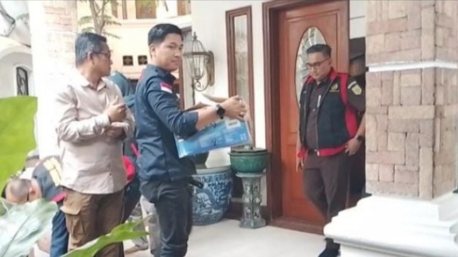 Kejati Usung Koper & Kardus dari Rumah Alex Noerdin: Bukti Baru Korupsi Pasar Cinde?
