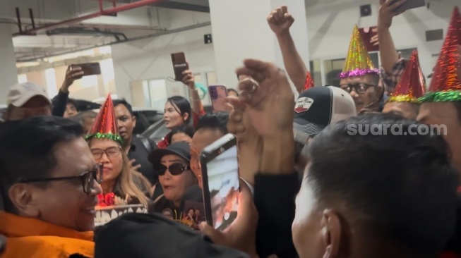 Momen Pendukung Beri Kejutan Ulang Tahun ke Hasto saat Sidang Diskors