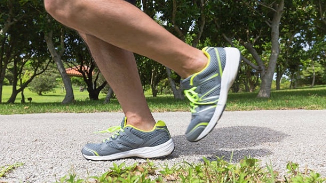 5 Rekomendasi Sepatu Lari Pria untuk Flat Foot Terbaik dan Nyaman, Mulai Rp 500 Ribuan