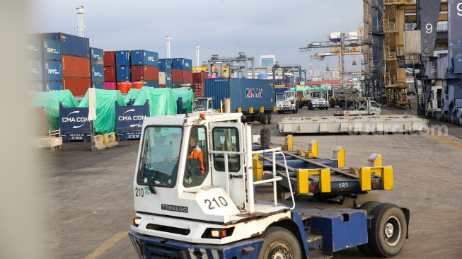 Aktivitas bongkar muat kontainer di Jakarta International Container Terminal (JICT), Tanjung Priok, Jakarta, Kamis (10/7/2025). [Suara.com/Alfian Winanto]