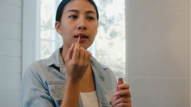 7 Rekomendasi Lip Serum untuk Mencerahkan Bibir Hitam Mulai Rp 14 Ribu