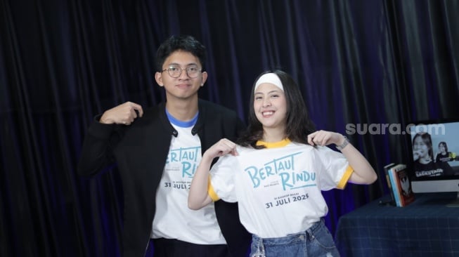 Pemain film Bertaut Rindu, Bertram Beryl dan Adhisty Zara saat datang ke kantor Suara.com kawasan Kuningan, Jakarta Selatan pada Rabu, 9 Juli 2025 [Suara.com/Ramadhani]