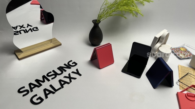 Samsung Galaxy Z Flip 7 yang resmi diluncurkan ke Indonesia pada Kamis (10/7/2025). [Suara.com/Dicky Prastya]