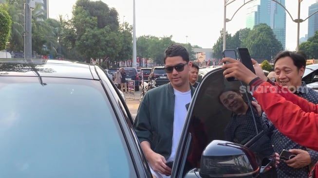 Al Ghazali mendampingi Ahmad Dhani membuat laporan terhadap Lita Gading di Mapolda Metro Jaya, Jakarta, Kamis, 10 Juli 2025. [Suara.com/Adiyoga Priyambodo]