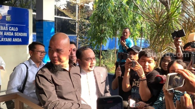 Ahmad Dhani mendatangi Mapolda Metro Jaya, Jakarta untuk melaporkan Lita Gading atas dugaan bullying ke putrinya, SA, Kamis, 10 Juli 2025 [Suara.com/Adiyoga Priyambodo].