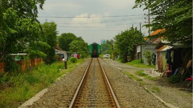 Taruh Batu di Atas Rel: Apakah Membahayakan Perjalanan Kereta Api?