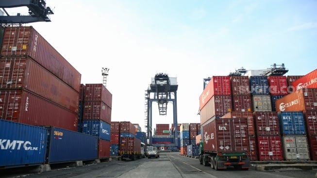 Aktivitas bongkar muat kontainer di Jakarta International Container Terminal (JICT), Tanjung Priok, Jakarta, Kamis (10/7/2025). [Suara.com/Alfian Winanto]