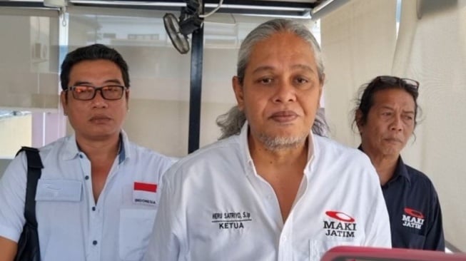 Ketua Masyarakat Anti Korupsi (MAKI) Jatim, Heru Satriyo saat ditemui di halaman Ditreskrimsus Polda Jatim, Kamis (10/7/2025). [ANTARA/Willi Irawan]
