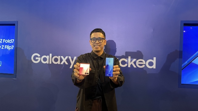 Samsung Galaxy Z Fold 7 dan Samsung Galaxy Z Flip 7 yang resmi diluncurkan ke Indonesia pada Kamis (10/7/2025). [Suara.com/Dicky Prastya]