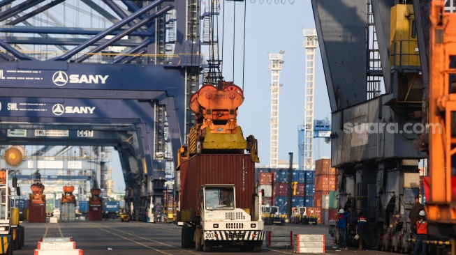 Aktivitas bongkar muat kontainer di Jakarta International Container Terminal (JICT), Tanjung Priok, Jakarta, Kamis (10/7/2025). [Suara.com/Alfian Winanto]