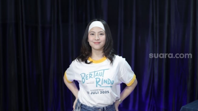 Pemain film Bertaut Rindu, Adhisty Zara saat datang ke kantor Suara.com kawasan Kuningan, Jakarta Selatan pada Rabu, 9 Juli 2025 [Suara.com/Ramadhani]