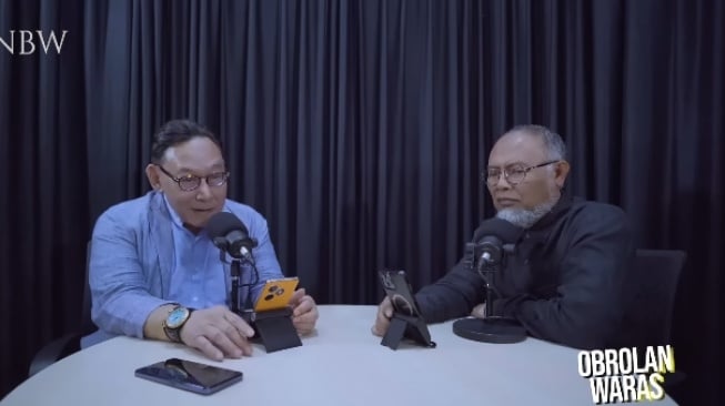 Mantan Wakil Ketua KPK Bambang Widjojanto (kanan) saat mengulas misteri kematian diplomat Kemlu, Arya Daru yang tewas dalan kondisi wajah terlilit lakban. (tangkapan layar/Youtube)