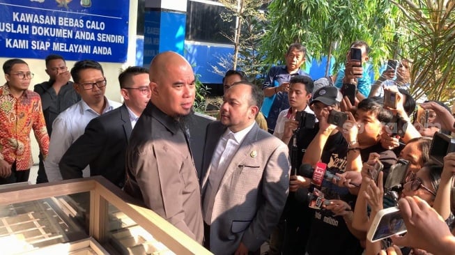 Ahmad Dhani mendatangi Mapolda Metro Jaya, Jakarta untuk melaporkan Lita Gading atas dugaan bullying ke putrinya, SA, Kamis, 10 Juli 2025 [Suara.com/Adiyoga Priyambodo].