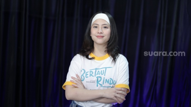 Pemain film Bertaut Rindu, Adhisty Zara saat datang ke kantor Suara.com kawasan Kuningan, Jakarta Selatan pada Rabu, 9 Juli 2025 [Suara.com/Ramadhani]