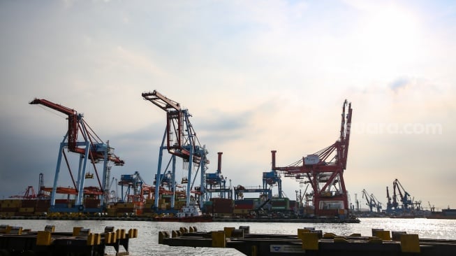 Aktivitas bongkar muat kontainer di Jakarta International Container Terminal (JICT), Tanjung Priok, Jakarta, Kamis (10/7/2025). [Suara.com/Alfian Winanto]