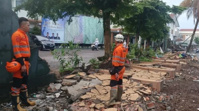 Diterjang Hujan Deras, Tembok 30 Meter MAN 1 Bogor Ambruk, BPBD Pastikan Tak Ada Korban Jiwa