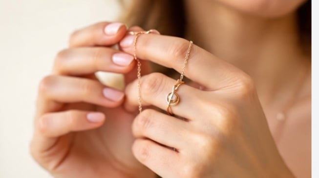 perhiasan rose gold