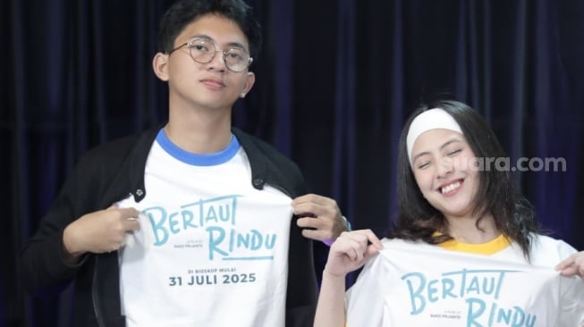 Pemain film Bertaut Rindu, Bertram Beryl dan Adhisty Zara saat datang ke kantor Suara.com kawasan Kuningan, Jakarta Selatan pada Rabu, 9 Juli 2025 [Suara.com/Ramadhani]