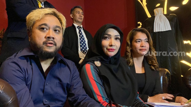 Roro Fitria dalam konferensi pers yang digelar di kawasan Cikini, Jakarta Pusat pada Rabu, 9 Juli 2025. [Suara.com/Tiara Rosana]