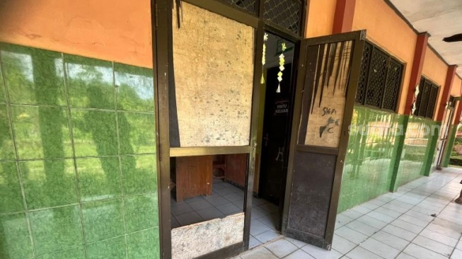 Kondisi SDN Karaton 5 Pandeglang Banten dengan bangunan rusak hingga nyaris tanpa murid baru. [Yandi Sofyan/Suara.com]
