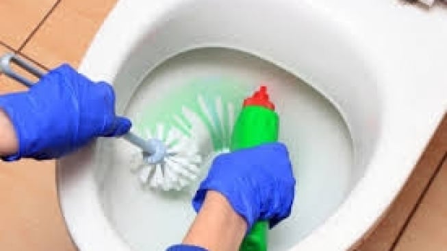 10 Pembersih Kerak Kamar Mandi Paling Ampuh, Lantai dan Kloset Kinclong Seketika!
