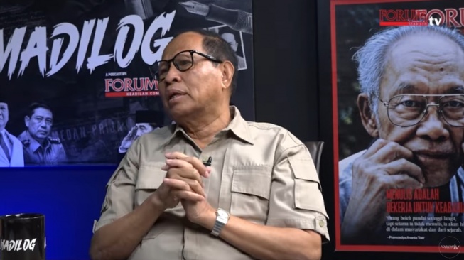 Alfons Loemau, seorang pengamat kepolisian di dalam podcast Forum Keadilan. [YouTube]