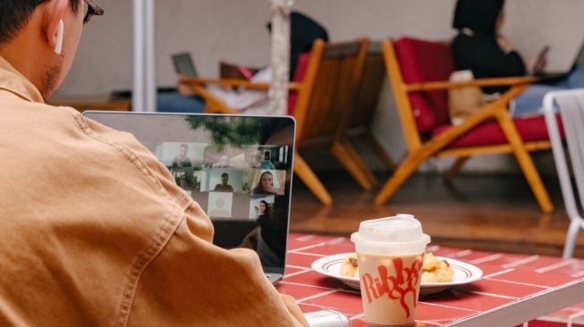 Perkembangan tren kopi di kalangan Gen Z menunjukkan pergeseran selera dari minuman manis seperti kopi susu gula aren menuju kopi Americano yang lebih sederhana dan pahit (Dok: Ribbon Coffee & Eatery)