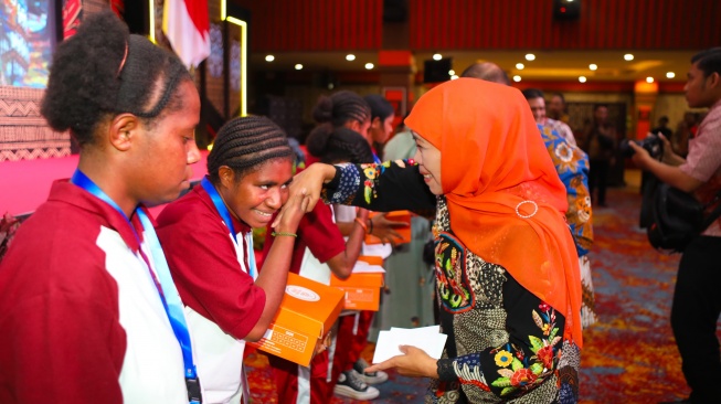 Gubernur Khofifah saat menyambut kedatangan 145 siswa-siswi baru Program ADEM Tahun 2025 asal Papua dalam acara serah terima Siswa Program ADEM Wilayah Papua di Hotel Aria Gajayana, Kota Malang, (Dok: Pemprov Jatim)