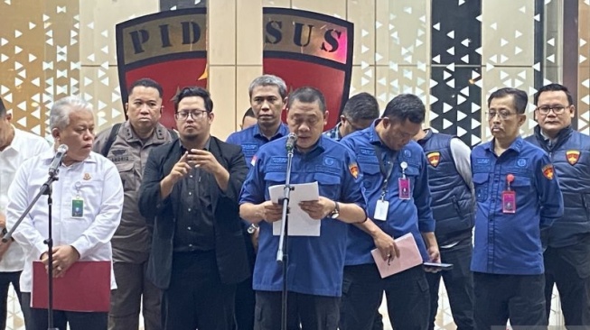 Konferensi pers penetapan sembilan tersangka baru kasus dugaan korupsi tata kelola minyak mentah dan produk kilang di Gedung Bundar Kejaksaan Agung, Jakarta, Kamis (10/7/2025) malam. (ANTARA/Fath Putra Mulya)