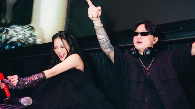 Erika Carlina mengonfirmasi kalau dirinya kini menjalin hubungan spesial dengan DJ Bravy. [Instagram]
