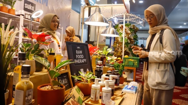 Warga mengunjungi acara Festival Urban Farming 2025 di GOR Soemantri Brodjonegoro, Jakarta, Jumat (11/7/2025). [Suara.com/Alfian Winanto]