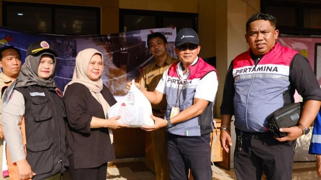 Pertamina Patra Niaga Salurkan Bantuan Darurat untuk Korban Banjir Cawang Jakarta Timur