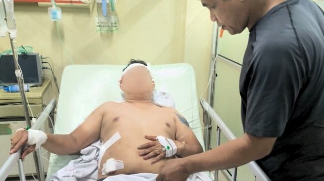 Kondisi korban pengeroyokan bernama Thomas (38) di Kubu Raya. (Ist)