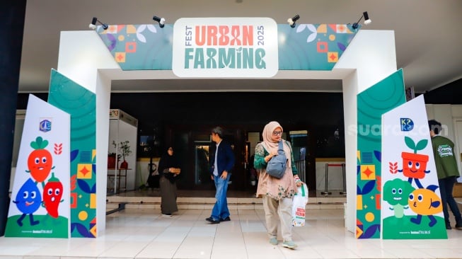 Warga mengunjungi acara Festival Urban Farming 2025 di GOR Soemantri Brodjonegoro, Jakarta, Jumat (11/7/2025). [Suara.com/Alfian Winanto]
